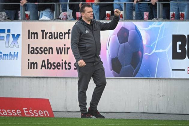 Germany, Football, 3 Liga, Matchday 11, 2025 2026, Rot Weiss Essen vs FC Viktoria Köln, 18 10 2025, Stadion an der Hafenstrasse, Essen, Germany, Uwe Koschinat coach, Rot Weiss Essen raises its fist Copyright: xMarkusxVerwimpx