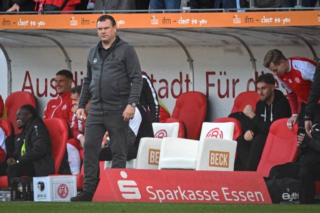 Germany, Football, 3 Liga, Matchday 11, 2025 2026, Rot Weiss Essen vs FC Viktoria Köln, 18 10 2025, Stadion an der Hafenstrasse, Essen, Germany, Uwe Koschinat coach, Rot Weiss Essen at the bench Copyright: xMarkusxVerwimpx