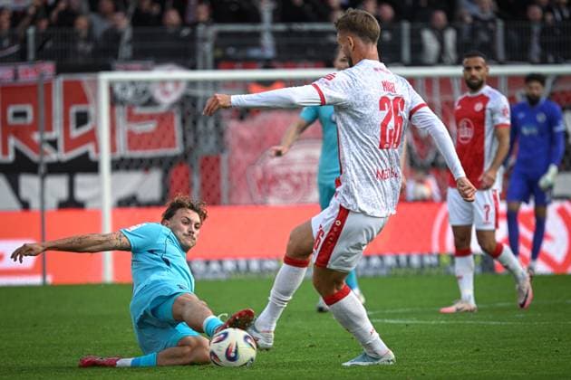 Germany, Football, 3 Liga, Matchday 11, 2025 2026, Rot Weiss Essen vs FC Viktoria Köln, 18 10 2025, Stadion an der Hafenstrasse, Essen, Germany, Florian Engelhardt FC Viktoria Köln, 8 tackles Torben Müsel Torben Muesel Rot Weiss Essen, 26 Copyright: xMarkusxVerwimpx