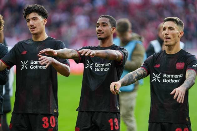 Soccer Bundesliga, Matchday 7, 1 FSV Mainz 05 Bayer 04 Leverkusen on 18 10 2025 in Mainz MEWA ARENA , Germany, Season 2025 2026 DFL REGULATIONS PROHIBIT ANY USE OF PHOTOGRAPHS AS IMAGE SEQUENCES AND OR QUASI VIDEO Ibrahim Maza 30, LEV , Arthur Soares 13, LEV and Alejandro Grimaldo 20, LEV celebrate with the fans Mainz MEWA ARENA Germany Copyright: xChristophxKinzingerx
