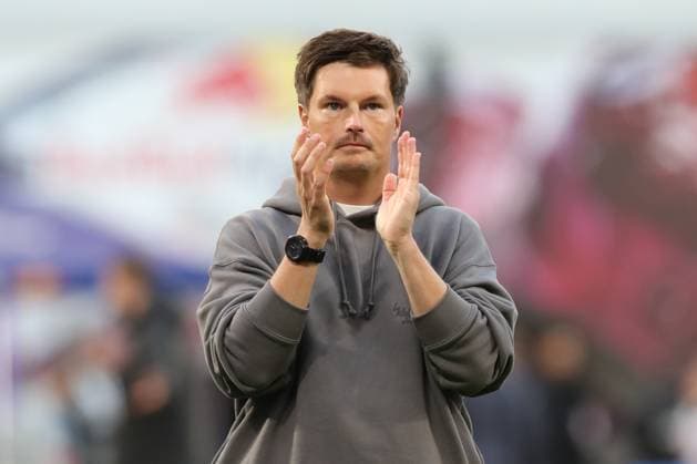 18 10 2025, xtgx, Soccer 1 Bundesliga, RB Leipzig Hamburger SV emspor, v l Merlin Polzin HSV, Coach Thanks the Fans DFL DFB REGULATIONS PROHIBIT ANY USE OF PHOTOGRAPHS as IMAGE SEQUENCES and or QUASI VIDEO Leipzig