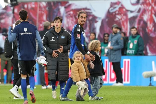 18 10 2025, xtgx, Soccer 1 Bundesliga, RB Leipzig Hamburger SV emspor, v l Yussuf Poulsen HSV, 15 DFL DFB REGULATIONS PROHIBIT ANY USE OF PHOTOGRAPHS as IMAGE SEQUENCES and or QUASI VIDEO Leipzig