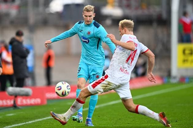 18 10 25, Soccer 3 Liga, Season 2025 2026, Matchday 11, Rot Weiss Essen Viktoria Koeln at the stadium at Hafenstrasse in Essen duel between Meiko Sponsel Viktoria Koeln, 19 and Lucas Brumme Rot Weiss Essen, 14 Important note In accordance with the regulations of the DFL German Football League and the DFB German Football Association, it is prohibited to use or have used photographs taken in the stadium or of the match in the form of sequential images or video-like photo series Foto Kirchner Media Thomas Haesler Copyright: xKirchner-Media ThomasxHaeslerx