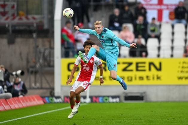 18 10 25, Football 3 Liga, Season 2025 2026, Matchday 11, Rot Weiss Essen Viktoria Koeln at the Hafenstrasse stadium in Essen Meiko Sponsel Viktoria Koeln, 19 clears the ball in front of Kaito Mizuta Rot Weiss Essen, 24 Important note In accordance with the regulations of the DFL German Football League and the DFB German Football Association, it is prohibited to use or have used photographs taken in the stadium or of the match in the form of sequential images or video-like photo series Foto Kirchner Media Thomas Haesler Copyright: xKirchner-Media ThomasxHaeslerx
