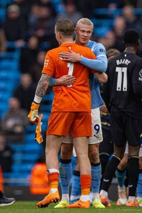 Football - FA Premier League - Manchester City FC v Everton FC MANCHESTER, ENGLAND - Saturday, October 18, 2025: Manchester City s two-goal hero Erling Haaland embraces Everton s goalkeeper Jordan Pickford after the FA Premier League match between Manchester City FC and Everton FC at the City of Manchester Stadium. (Photo by David Rawcliffe Propaganda) MANCHESTER City of Manchester Stadium GREATER MANCHESTER ENGLAND  Copyright: xDavidxRawcliffex P2025-10-18-Man_City_Everton-48