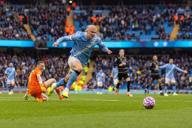 Football - FA Premier League - Manchester City FC v Everton FC MANCHESTER, ENGLAND - Saturday, October 18, 2025: Manchester City s two-goal hero Erling Haaland skips past Everton s goalkeeper Jordan Pickford before being denied a hat-trick during the FA Premier League match between Manchester City FC and Everton FC at the City of Manchester Stadium. Man City won 2-0. (Photo by David Rawcliffe Propaganda) MANCHESTER City of Manchester Stadium GREATER MANCHESTER ENGLAND  Copyright: xDavidxRawcliffex P2025-10-18-Man_City_Everton-52