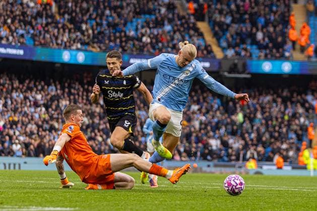 Football - FA Premier League - Manchester City FC v Everton FC MANCHESTER, ENGLAND - Saturday, October 18, 2025: Manchester City s two-goal hero Erling Haaland skips past Everton s goalkeeper Jordan Pickford before being denied a hat-trick during the FA Premier League match between Manchester City FC and Everton FC at the City of Manchester Stadium. Man City won 2-0. (Photo by David Rawcliffe Propaganda) MANCHESTER City of Manchester Stadium GREATER MANCHESTER ENGLAND  Copyright: xDavidxRawcliffex P2025-10-18-Man_City_Everton-53