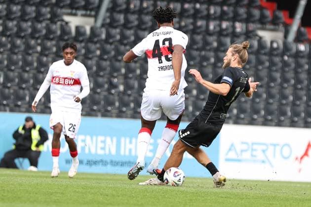 18 10 2025, Football, Men, 11 Matchday Third League Season 2025 2026 VfB Stuttgart II FC Schweinfurt 05 From left Dan Axel Zagadou VfB Stuttgart II, 43 against Kristian Böhnlein FC Schweinfurt 05, 13