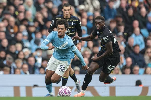 Premier League Manchester City v Everton Oscar Bobb of Manchester City breaks with the ball during the Premier League match Manchester City vs Everton at Etihad Stadium, Manchester, United Kingdom, 18th October 2025 (Photo by Mark Cosgrove News Images) Manchester Etihad Stadium Manchester United, ManU Kingdom Copyright: xMarkxCosgrove NewsxImagesx