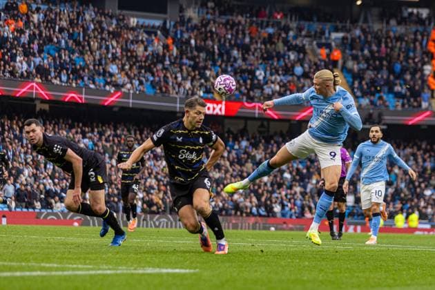 Football - FA Premier League - Manchester City FC v Everton FC MANCHESTER, ENGLAND - Saturday, October 18, 2025: Manchester City s two-goal hero Erling Haaland is denied a hat-trick by Everton s James Tarkowski during the FA Premier League match between Manchester City FC and Everton FC at the City of Manchester Stadium. Man City won 2-0. (Photo by David Rawcliffe Propaganda) MANCHESTER City of Manchester Stadium GREATER MANCHESTER ENGLAND  Copyright: xDavidxRawcliffex P2025-10-18-Man_City_Everton-66