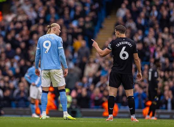 Football - FA Premier League - Manchester City FC v Everton FC MANCHESTER, ENGLAND - Saturday, October 18, 2025: Manchester City s two-goal hero Erling Haaland has words with Everton s James Tarkowski during the FA Premier League match between Manchester City FC and Everton FC at the City of Manchester Stadium. Man City won 2-0. (Photo by David Rawcliffe Propaganda) MANCHESTER City of Manchester Stadium GREATER MANCHESTER ENGLAND  Copyright: xDavidxRawcliffex P2025-10-18-Man_City_Everton-74