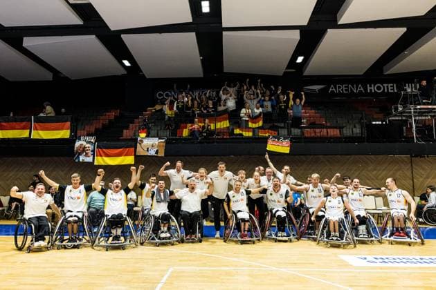 Rollstuhlbasketball Europameisterschaft, Spiel um Bronze Deutschland - Italien; 18.10.2025 Die deutsche Mannschaft jubelt mit den Fans, Gruppenfoto nach dem Sieg und Gewinn der Bronze Medaille Jan Haller (Bundestrainer Deutschland), Maximilian Lammering (Deutschland, 4), Lukas Glossner (Deutschland, 9), Aliaksandr Halouski (Deutschland, 14), Nico Dreimüller (Deutschland, 5), Martin Kluck (Co-Trainer Deutschland), Günther Mayer (Co-Trainer Deutschland), Thomas Böhme (Deutschland, 13), Alexander Budde (Deutschland, 15), Matthias Güntner (Deutschland, 6), Julian Lammering (Deutschland, 18), Tobias Hell (Deutschland, 8), Thomas Reier (Deutschland, 16), Jens-Eike Albrecht (Deutschland, 12), Alexander Keiser (Deutschland, 17) Rollstuhlbasketball Europameisterschaft, Spiel um Bronze Deutschland - Italien Herren; Sarajevo, Arena Hotel Hill am 18.10.2025 *** Wheelchair basketball European Championship, bronze medal match Germany Italy 18 10 2025 The German team cheers with the fans, group photo after the victory and winning the bronze medal Jan Haller national coach Germany , Maximilian Lammering Germany, 4 , Lukas Glossner Germany, 9 , Aliaksandr Halouski Germany, 14 , Nico Dreimüller Germany, 5 , Martin Kluck co-coach Germany , Günther Mayer Co Coach Germany , Thomas Böhme Germany, 13 , Alexander Budde Germany, 15 , Matthias Güntner Germany, 6 , Julian Lammering Germany, 18 , Tobias Hell Germany, 8 , Thomas Reier Germany, 16 , Jens Eike Albrecht Germany, 12 , Alexander Keiser Germany, 17 European Wheelchair Basketball Championship, Bronze medal match Germany Italy Men Sarajevo, Arena Hotel Hill on 18 10 2025 Copyright: xBEAUTIFULxSPORTS Wunderlx