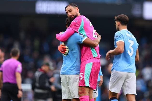 Manchester City v Everton, Premier League Gianluigi Donnarumma hugs Nathan Ake of Manchester City after the Manchester City v Everton Premier League match at the Etihad Stadium, Manchester, England on 18 October 2025 Credit: Ryan Crockett Every Second Media Editorial use only. All images are copyright Every Second Media Limited. No images may be reproduced without prior permission. All rights reserved. Premier League and Football League images are subject to licensing agreements with Football DataCo Limited. see https: www.football-dataco.com Copyright: xIMAGO EveryxSecondxMediax ESM-1625-0084 RyanxCrockettx xEveryxSecondxMediax