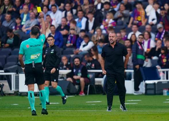 La Liga EA Sports. Date 9 The referee shows red card to FC Barcelona, Barca head coach Hansi Flick during the La Liga EA Sports match between FC Barcelona and Girona FC played at Lluis Companys Stadium on October 18, 2025 in Barcelona. kpng Copyright: xSergioxRuizx xImagox PS_2501018_BAR_GIR_2526_034