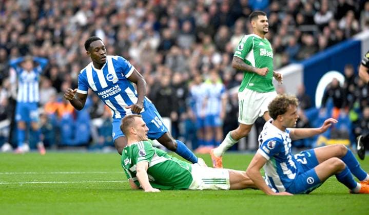 Danny Welbeck of Brighton fires in his second goal his second goal during the Premier League match between Brighton and Hove Albion and Newcastle United at the American Express Stadium , Brighton , UK - 18th October 2025 Brighton & Hove Albion v Newcastle United Premier League Football, Amex Stadium, Sussex, United Kingdom - 18 Oct 2025Brighton Amex Stadium Sussex United Kingdom Editorial use only. No merchandising. For Football images FA and Premier League restrictions apply inc. no internet mobile usage without FAPL license - for details contact Football Dataco  Copyright: xSimonxDack Shutterstockx 15547704aa