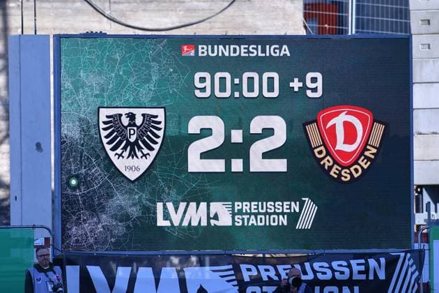 Soccer 2 Bundesliga 9 Matchday SC Preußen Münster Dynamo Dresden on 18 10 2025 at LVM Preußenstadion in Münster The scoreboard at LVM Preußenstadion shows the final score Münster 2 2 Dresden DFL regulations prohibit any use of photographs as image sequences and or quasi video xRx