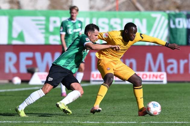 Soccer 2 Bundesliga 9 Matchday SC Preußen Münster Dynamo Dresden on 18 10 2025 at LVM Preußenstadion in Münster Yassine Bouchama Münster , left Kofi Amoako Dresden , right DFL regulations prohibit any use of photographs as image sequences and or quasi video xRx