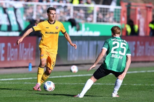 Soccer 2 Bundesliga 9 Matchday SC Preußen Münster Dynamo Dresden on 18 10 2025 at LVM Preußenstadion in Münster Konrad Faber Dresden , left Luca Bolay Münster , right DFL regulations prohibit any use of photographs as image sequences and or quasi video xRx