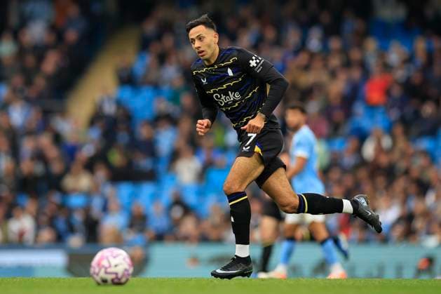 Manchester City v Everton Premier League 18 10 2025. Dwight McNeil (7) of Everton during the Premier League match between Manchester City and Everton at the Etihad Stadium, Manchester, England on 18 October 2025. Manchester Etihad Stadium Manchester England Editorial use only DataCo restrictions apply See www.football-dataco.com , Copyright: xConorxMolloyx PSI-23048-0071
