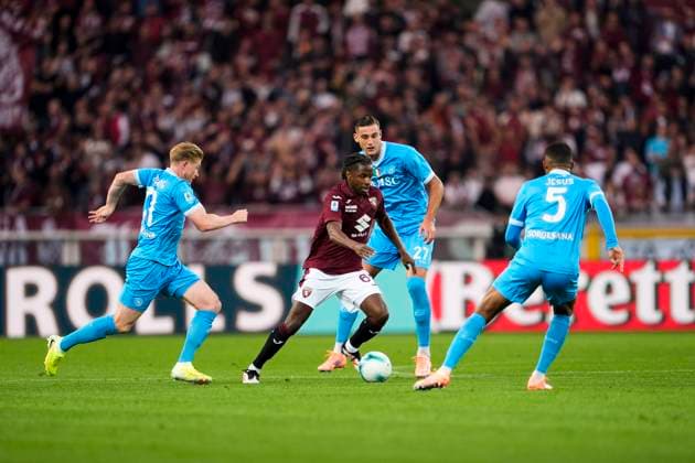 TorinoÕs Adrien Tamze with NapoliÕs Lorenzo Lucca,NapoliÕs Juan Jesus,NapoliÕs Kevin De Bruyne during the Serie A soccer match between Torino Fc and Napoli at the Stadio Olimpico Grande Torino in Turin, north west Italy - October 18, 2025. - Soccer  Copyright: xFabioxFerrari LaPressex