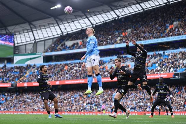 Fußball Premier League Manchester City gegen Everton 18. Oktober 2025 Premier League Manchester City gegen Everton Erling Haaland von Manchester City versucht es mit einem Kopfball Foto Simon Stacpoole Abseits Manchester UK  Copyright: xSimonxStacpoolexOffside