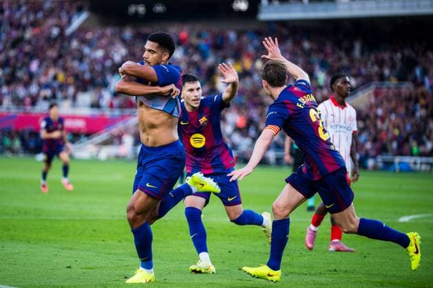 Spanish LaLiga EA Sports FC Barcelona, Barca v Girona FC in Barcelona, Spain. FC Barcelona player (4) Ronald Araujo celebrates his score during LaLiga EA Sports match between FC Barcelona and Girona FC in Estadi Olimpic Lluis Companys, Barcelona, Spain, on October 18, 2025. Barcelona Estadi Olimpic Lluis Companys Barcelona Spain
