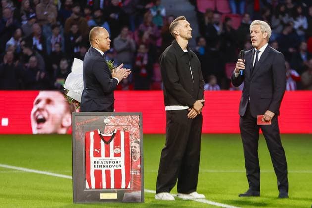 EINDHOVEN , 18-10-2025 , Philips Stadium , season 2025 2026 , Dutch Eredivisie football . match between PSV and Go Ahead Eagles, Picture shows Luuk de Jong farewell with Earnest Stewart and Marcel Brands PSV - Go Ahead Eagles  x31562554x Copyright: