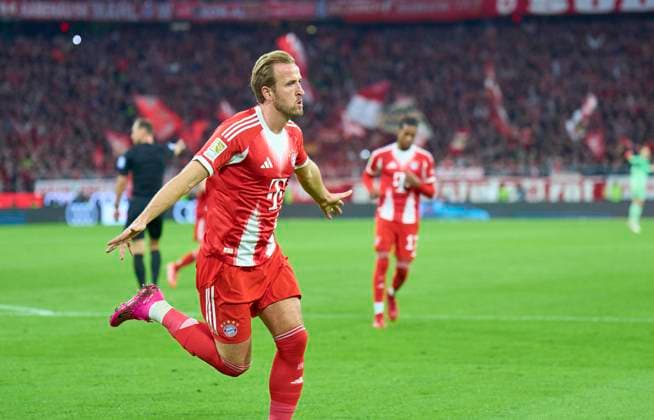 Harry Kane of FC Bayern München scores, shoots goal , Tor, Treffer, Torschuss, 1-0 celebrates his her goal, happy, laugh, celebration, in the match FC BAYERN MÜNCHEN - BORUSSIA DORTMUND on October 18, 2025 at Allianz Arena München, Germany. Season 2026 2026, 1.Bundesliga, FCB, matchday 7,