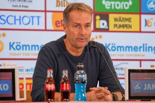 Soccer Bundesliga, Matchday 7, 1 FSV Mainz 05 Bayer 04 Leverkusen on 18 10 2025 in Mainz MEWA ARENA , Germany, Season 2025 2026 DFL REGULATIONS PROHIBIT ANY USE OF PHOTOGRAPHS AS IMAGE SEQUENCES AND OR QUASI VIDEO Kasper Hjulmand Head Coach, LEV in focus at the PK after the match Mainz MEWA ARENA Germany Copyright: xChristophxKinzingerx