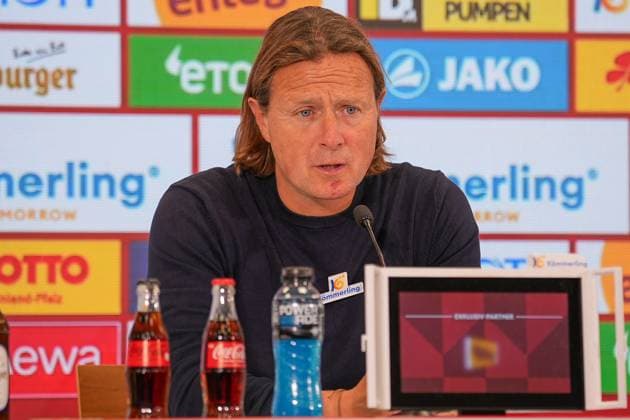 Soccer Bundesliga, Matchday 7, 1 FSV Mainz 05 Bayer 04 Leverkusen on 18 10 2025 in Mainz MEWA ARENA , Germany, Season 2025 2026 DFL REGULATIONS PROHIBIT ANY USE OF PHOTOGRAPHS AS IMAGE SEQUENCES AND OR QUASI VIDEO Bo Henriksen Head Coach FSV in focus at the PK after the match Mainz MEWA ARENA Germany Copyright: xChristophxKinzingerx