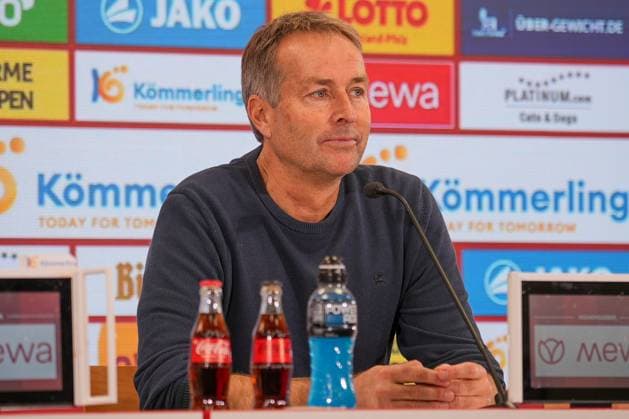 Soccer Bundesliga, Matchday 7, 1 FSV Mainz 05 Bayer 04 Leverkusen on 18 10 2025 in Mainz MEWA ARENA , Germany, Season 2025 2026 DFL REGULATIONS PROHIBIT ANY USE OF PHOTOGRAPHS AS IMAGE SEQUENCES AND OR QUASI VIDEO Kasper Hjulmand Head Coach, LEV in focus at the PK after the match Mainz MEWA ARENA Germany Copyright: xChristophxKinzingerx