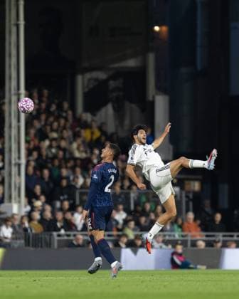 William Saliba of Arsenal heads the ball ahead of Raul Jimenez of Fulham during the Premier League match between Fulham and Arsenal at Craven Cottage on October 18, 2025 in London, England. (Photo by Pedro Soares SPP) Copyright: xPedroxSoaresx xSPPx Sportspressphoto_SPR44056