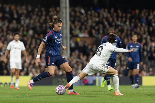 Riccardo Calafiori of Arsenal on the ball pressed by Harry Wilson of Fulham during the Premier League match between Fulham and Arsenal at Craven Cottage on October 18, 2025 in London, England. (Photo by Pedro Soares SPP) Copyright: xPedroxSoaresx xSPPx Sportspressphoto_SPR44058