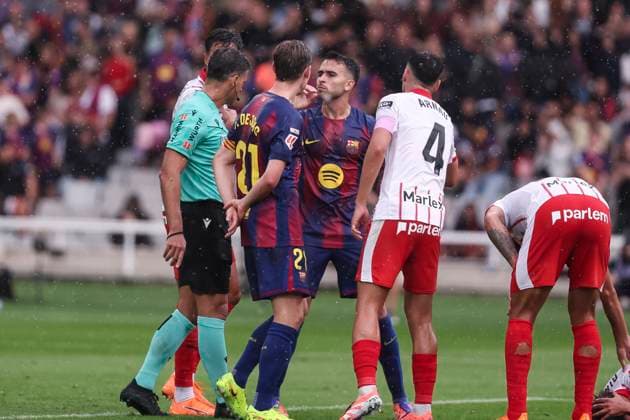 October 18, 2025, Barcelona, Barcelona, SPAIN: Eric Garcia of FC Barcelona, Barca protest Gil Manzano, referee of the match during the Spanish league, La Liga EA Sports, football match played between FC Barcelona and Girona FC at Estadi Olimpic Lluis Companys on October 18, 2025 in Barcelona, Spain. Barcelona SPAIN - ZUMAa181 20251018_zaa_a181_137 Copyright: xJavierxBorregox