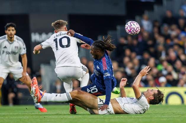 Football - 2025 2026 Premier League - Fulham vs Arsenal - Craven Cottage - Saturday 18th October 2025 Eberechi Eze (Arsenal FC) is tackled by 2 Fulham players and screams out as he goes down at Craven Cottage COLORSPORT DANIEL BEARHAM  csp_ful_ars_db_18102025_