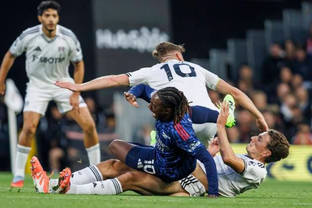 Football - 2025 2026 Premier League - Fulham vs Arsenal - Craven Cottage - Saturday 18th October 2025 Eberechi Eze (Arsenal FC) is tackled by 2 Fulham players and screams out as he goes down at Craven Cottage COLORSPORT DANIEL BEARHAM  csp_ful_ars_db_18102025_