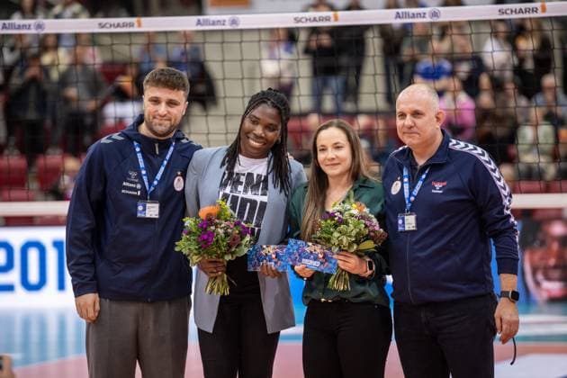 Honoring Krystal Rivers Allianz MTV Stuttgart, 13 and Roosa Koskelo Allianz MTV Stuttgart, 01 , left Moritz Zeithammel, right Aurel Irion Managing Director Allianz MTV Stuttgart GER, Allianz MTV Stuttgart Ladies in Black Aachen, Volleyball Bundesliga, VBL, Spielzeit 2025 2026, 18 10 2025 GER, Allianz MTV Stuttgart Ladies in Black Aachen, Volleyball Bundesliga, VBL, Spielzeit 2025 2026, 18 10 2025 Stuttgart Copyright: xSandyxDinkelackerx EP_SDR