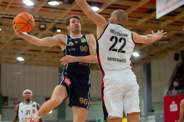 Jannis von Seckendorff Eisbären Bremerhaven,No 90 in action at the basket against Dennis Heinzmann Giants Leverkusen,No 22 DEU, Leverkusen, 18 10 2025 Basketball, BARMER 2 BAsketball Bundesliga Pro A, Matchday 4, Bayer Giants Leverkusen Eisbären Bremerhaven