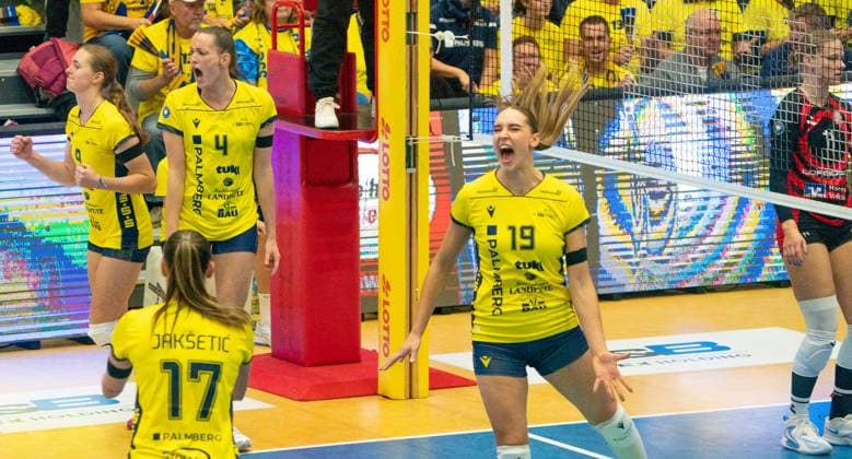 18 4 2025, Volleyball, Women, VBL, 1 VBL, 1 Volleyball Bundesliga, Season 2025 26, 2 Matchday, SSC Palmberg Schwerin ETV Hamburg The volleyball players of SSC Palmberg Schwerin cheer Leana Grozer SSC Palmberg Schwerin, left , Vedrena Jaksetic SSC Palmberg Schwerin, 2 f l , Marije ten Brinke SSC Palmberg Schwerin, 2 f r and Anna Artyshuk SSC Palmberg Schwerin, right Schwerin Palmberg Arena Mecklenburg Vorpommern Germany