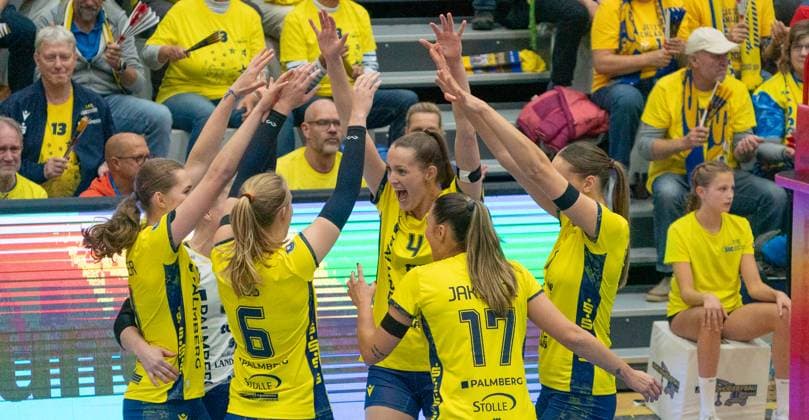18 4 2025, Volleyball, Women, VBL, 1 VBL, 1 Volleyball Bundesliga, Season 2025 26, 2 Matchday, SSC Palmberg Schwerin ETV Hamburg The volleyball players of SSC Palmberg Schwerin cheer Schwerin Palmberg Arena Mecklenburg-Vorpommern Germany