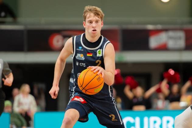 Raphael Falkenthal Eisbären Bremerhaven,No 02 am Ball DEU, Leverkusen, 18 10 2025 Basketball, BARMER 2 BAsketball Bundesliga Pro A, 4 Spieltag, Bayer Giants Leverkusen Eisbären Bremerhaven