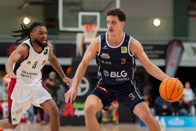 Jacob Biss Eisbären Bremerhaven,No 03 in action Left Jug Bogdan Giants Leverkusen,No 08 DEU, Leverkusen, 18 10 2025 Basketball, BARMER 2 BAsketball Bundesliga Pro A, 4 Spieltag, Bayer Giants Leverkusen Eisbären Bremerhaven