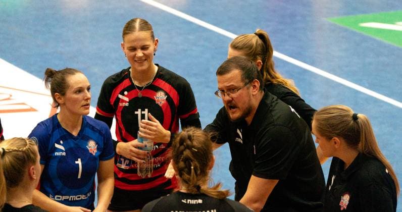 18 4 2025, Volleyball, Women, VBL, 1 VBL, 1 Volleyball Bundesliga, Season 2025 26, 2 Matchday, SSC Palmberg Schwerin ETV Hamburg Coach Markus Friedrich ETV Hamburg, 2 v r holds a speech to his players Schwerin Palmberg Arena Mecklenburg Vorpommern Germany