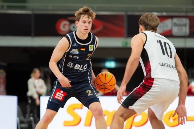 Raphael Falkenthal Eisbären Bremerhaven,No 02 in action against Sebastian Brach Giants Leverkusen,No 10 DEU, Leverkusen, 18 10 2025 Basketball, BARMER 2 BAsketball Bundesliga Pro A, Matchday 4, Bayer Giants Leverkusen Eisbären Bremerhaven