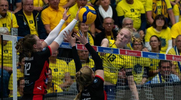 18 4 2025, Volleyball, Women, VBL, 1 VBL, 1 Volleyball Bundesliga, Season 2025 26, 2 Matchday, SSC Palmberg Schwerin ETV Hamburg Hannah Ammerman ETV Hamburg, left and Alexa Sophie Thaden ETV Hamburg, center against Luisa van Clewe SSC Palmberg Schwerin, right Schwerin Palmberg Arena Mecklenburg Vorpommern Germany