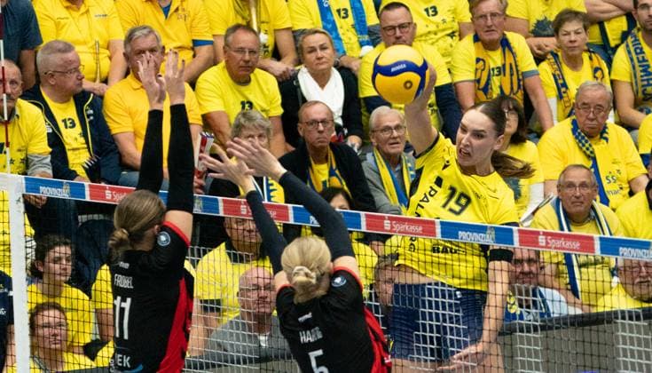 18 4 2025, Volleyball, Women, VBL, 1 VBL, 1 Volleyball Bundesliga, Season 2025 26, 2 Matchday, SSC Palmberg Schwerin ETV Hamburg Svea Frobel ETV Hamburg, left and Anna Hartig ETV Hamburg, center against Anna Artyshuk SSC Palmberg Schwerin, right Schwerin Palmberg Arena Mecklenburg Vorpommern Germany