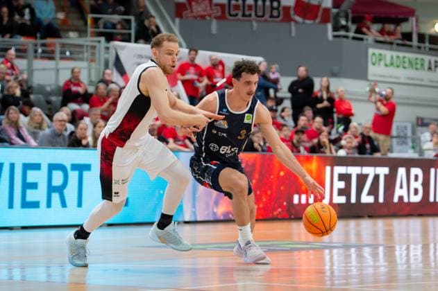 Jacob Biss Eisbären Bremerhaven,No 03 in action against Viktor Ziring Giants Leverkusen,No 02 DEU, Leverkusen, 18 10 2025 Basketball, BARMER 2 BAsketball Bundesliga Pro A, Matchday 4, Bayer Giants Leverkusen Eisbären Bremerhaven