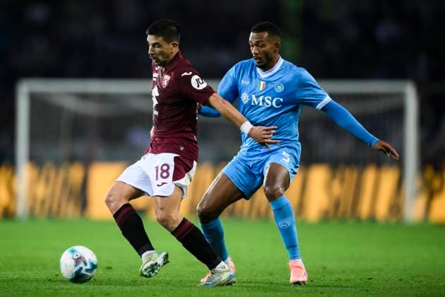 Torino FC v SSC Napoli - Serie A Giovanni Simeone of Torino FC competes for the ball with Juan Jesus of SSC Napoli during the Serie A football match between Torino FC and SSC Napoli. Turin Italy Copyright: xNicolòxCampox