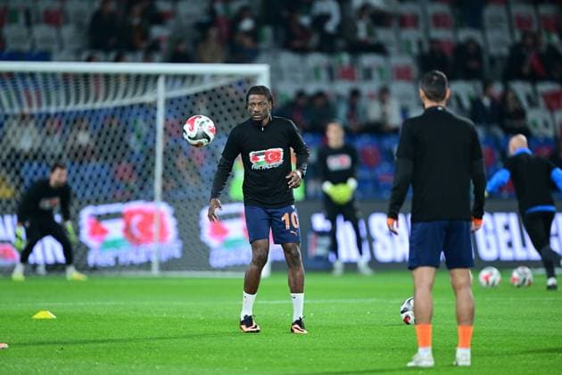 RAMS Basaksehir v Galatasaray - Turkish Super Lig ISTANBUL, TURKIYE - OCTOBER 18: Player of RAMS Basaksehir wears a special T-shirt to support Palestinians ahead of Turkish Super Lig week 9 football match between RAMS Basaksehir and Galatasaray at Basaksehir Fatih Terim Stadium in Istanbul, Turkiye on October 18, 2025. Abdülhamid Hosbas Anadolu Istanbul Turkey. Editorial use only. Please get in touch for any other usage.  Copyright: x2025xAnadoluxAbdülhamidxHoÅübaÅüx