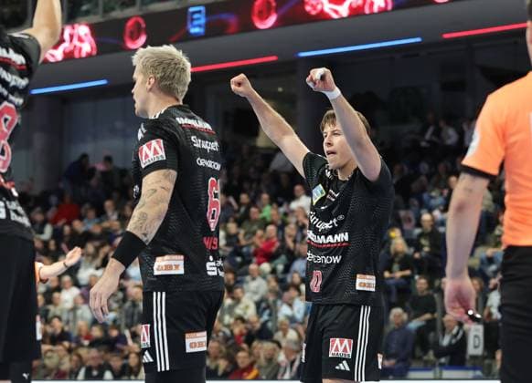 18 10 2025 Handball 1 Bundesliga DAIKIN HBL Season 2025 2026 09 Matchday HC Erlangen Metropolregion Nuremberg HCE HSG Wetzlar DaMa xdaxmax Florian Scheerer 10, HC Erlangen HCE clenches fists Fists rejoices joy
